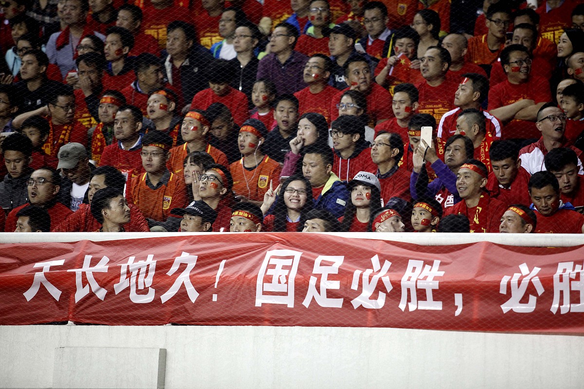 足球场上豪强争锋，双方拼尽全力争夺胜利！