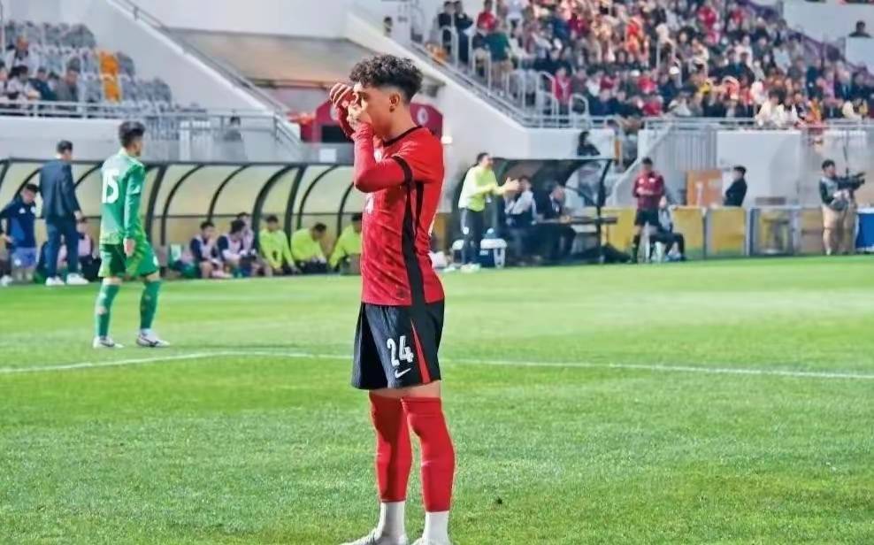 包含足球队新秀崭露头角，球迷为新星掌声不断的词条