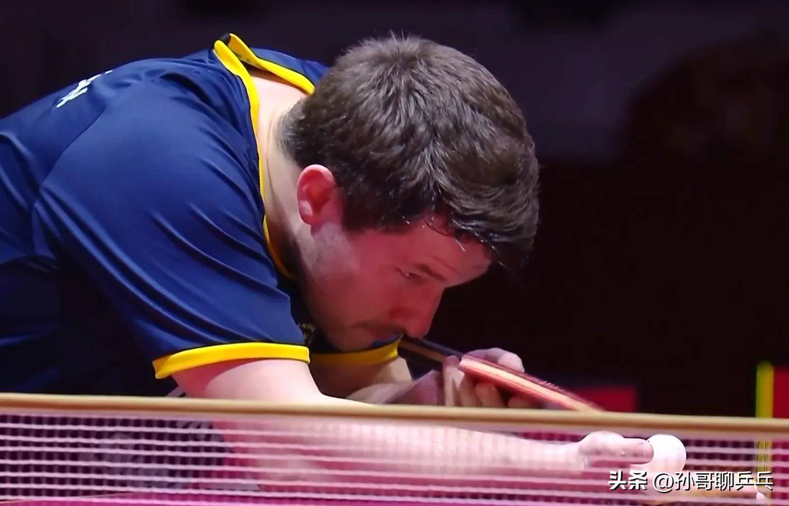 瑞典球员受伤退出比赛，大意让对手反击成功