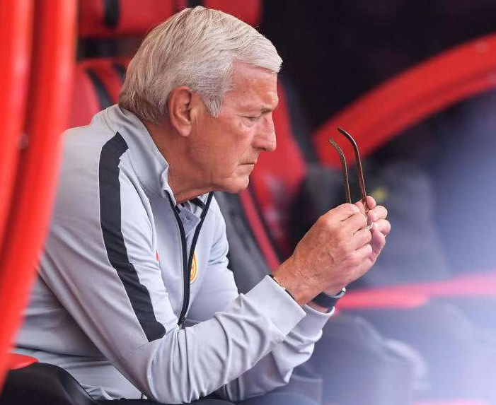 爱游戏官网-教练突然请辞，球队管理层亟待找到接班人