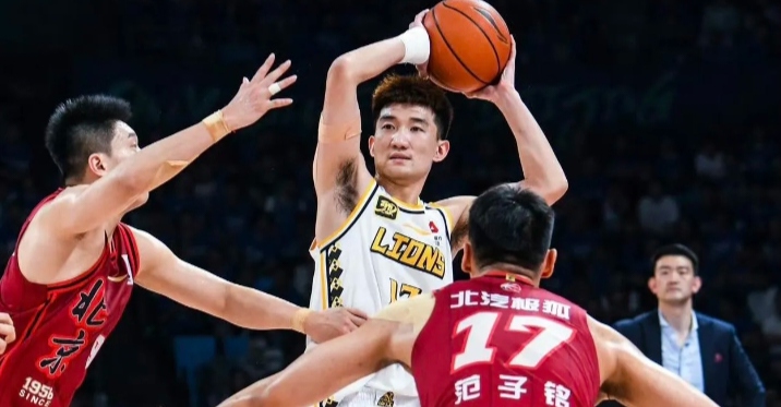 爱游戏中国官网-南京苏宁队主场作战稳获胜，球迷欣喜不已