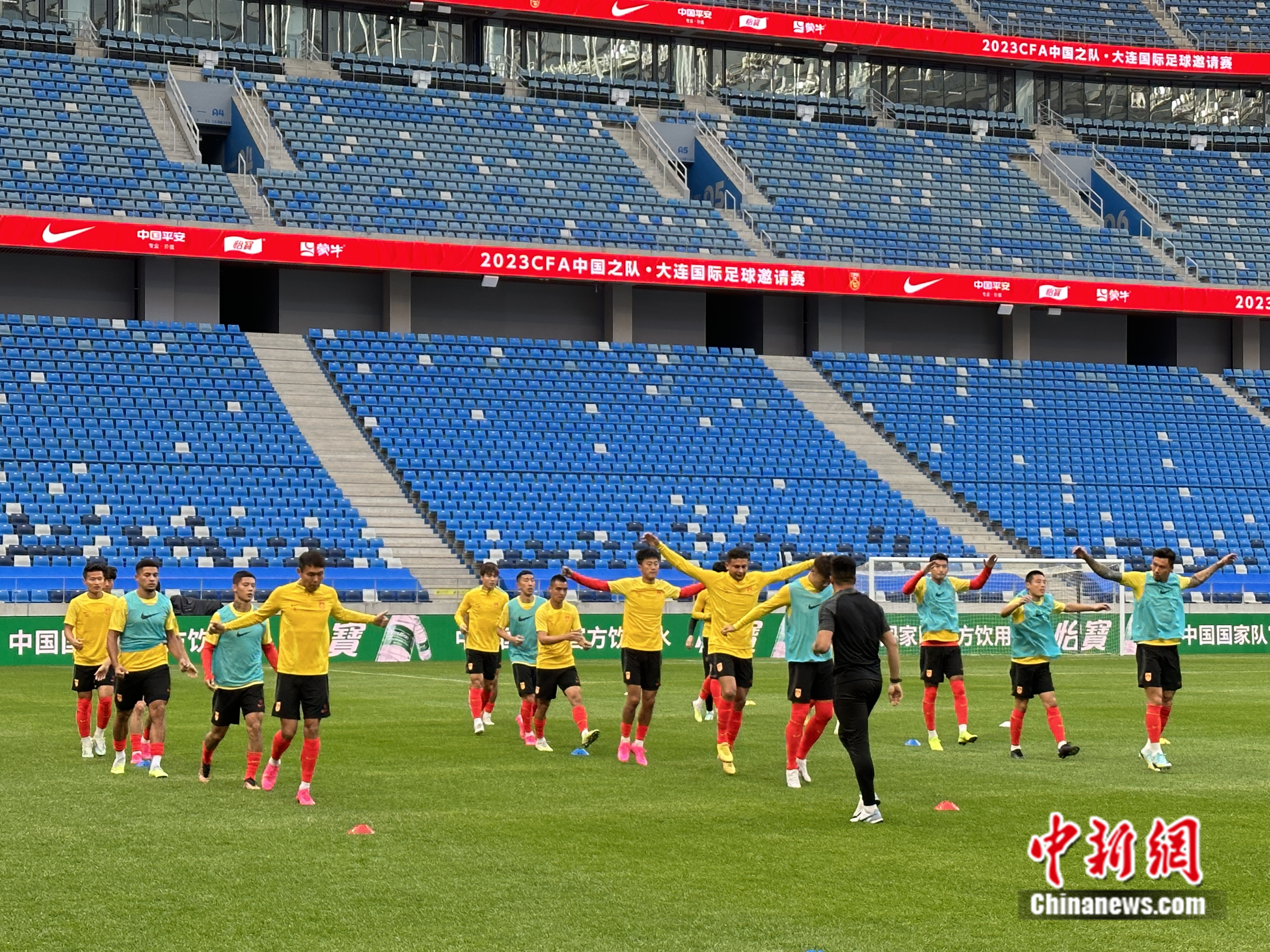 南京苏宁队主场作战稳获胜，球迷欣喜不已