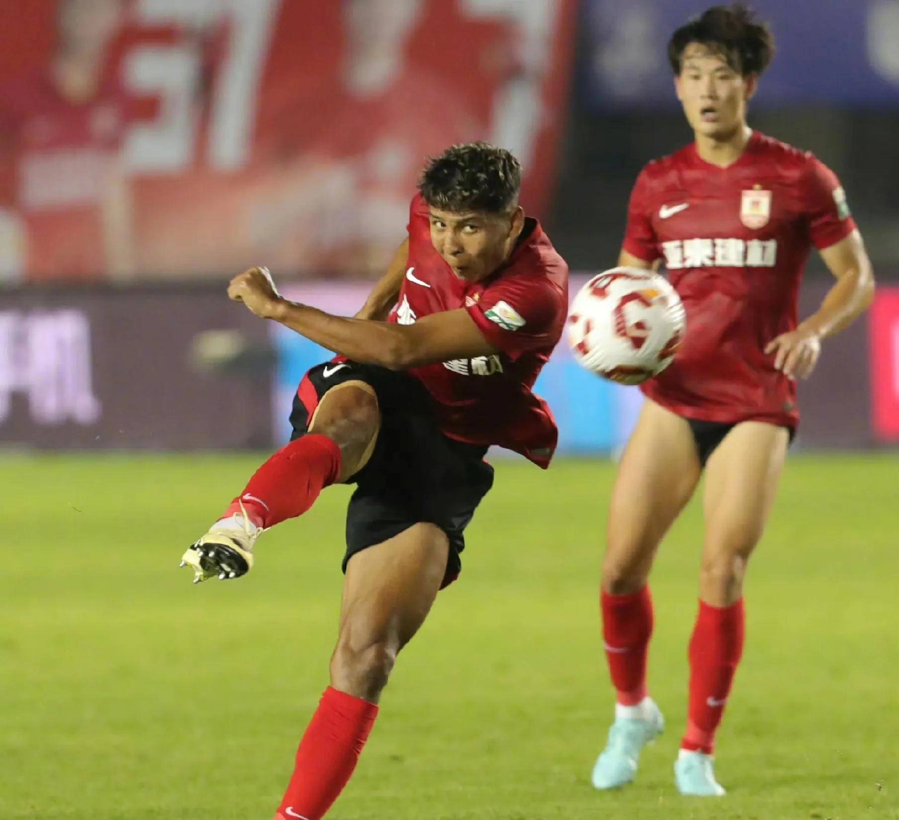 爱游戏app下载-包含纪实足球瞬间：球员奋力拼搏向胜利冲刺的词条