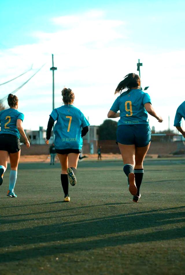 包含纪实足球瞬间：球员奋力拼搏向胜利冲刺的词条