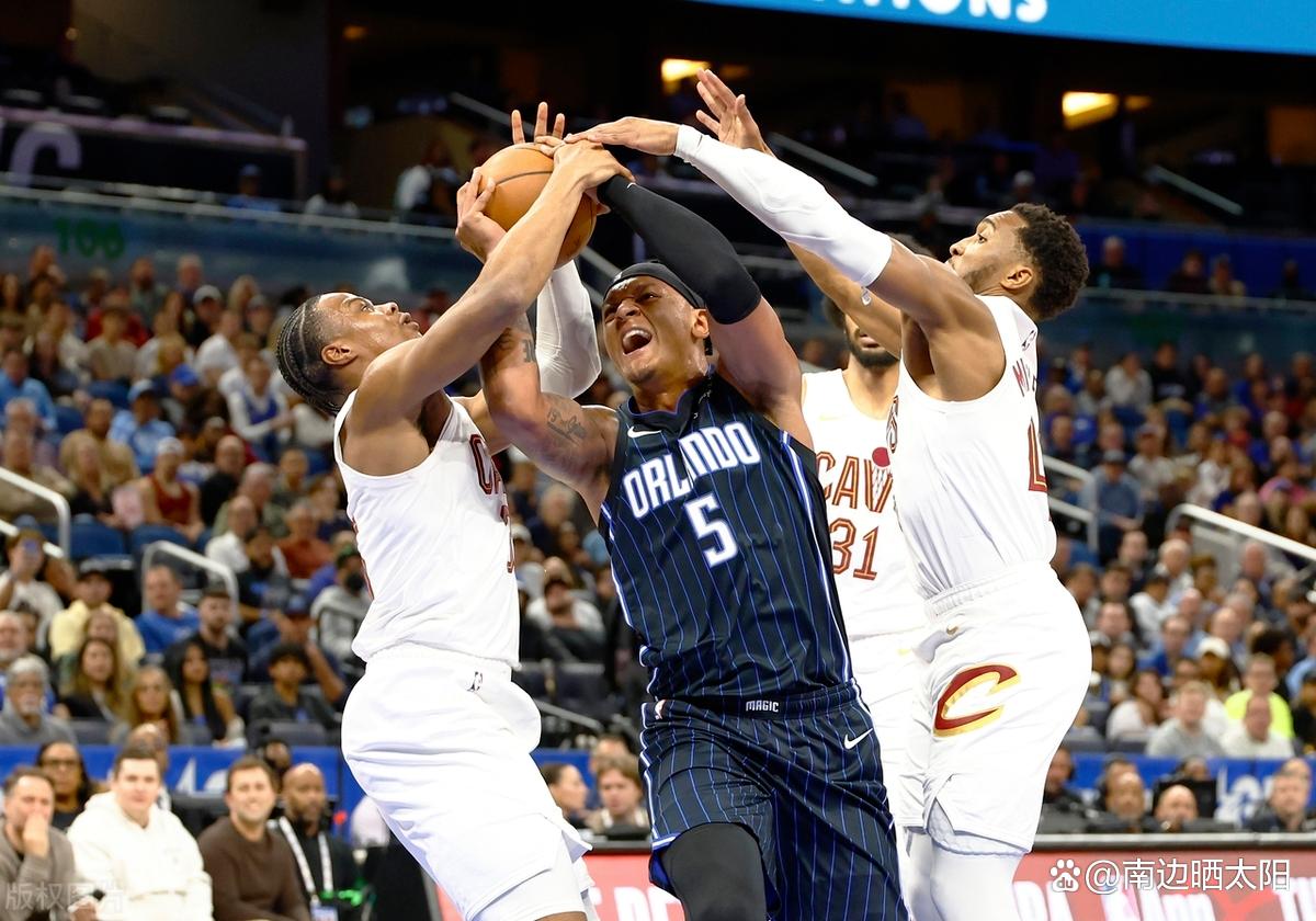 爱游戏登录-魔术队遭遇骑士队逆转，遗憾失利