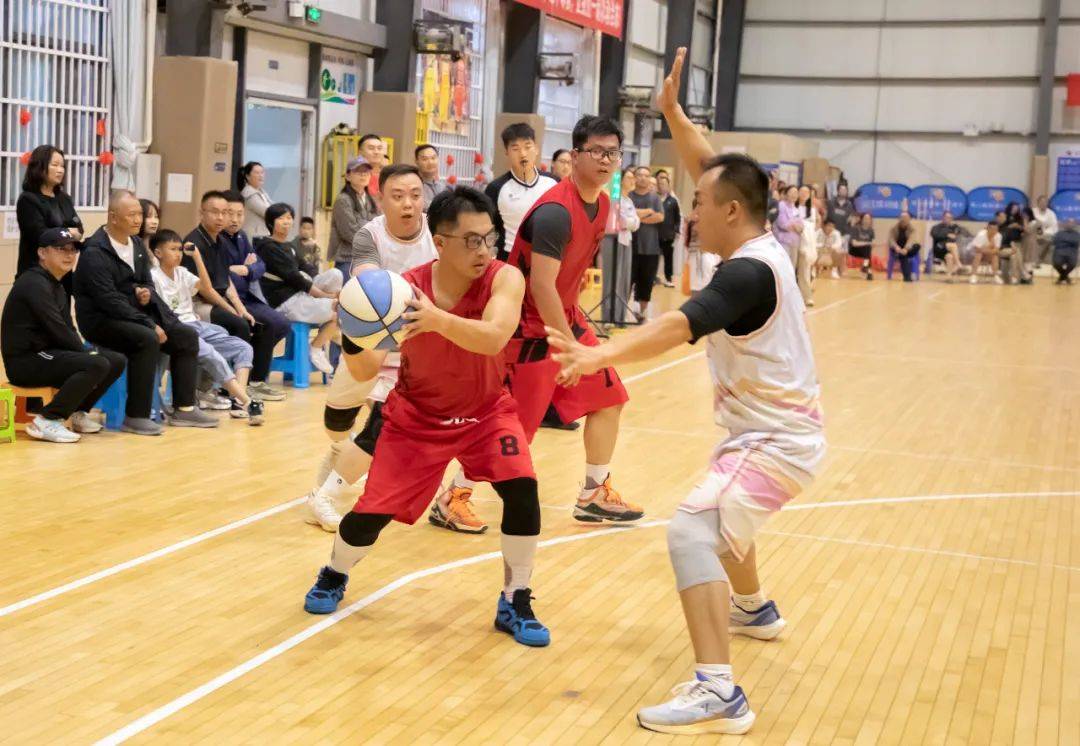 篮球比赛全球瞩目，球队备战冲刺国际锦标赛荣耀的简单介绍