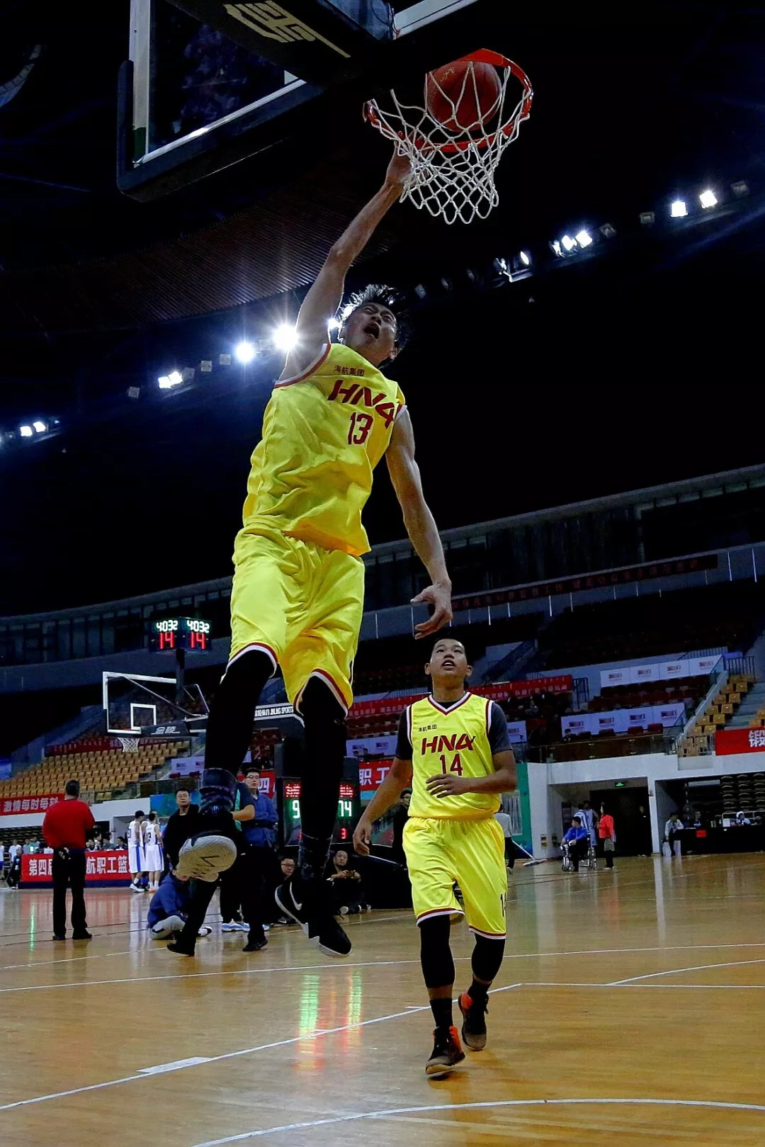 爱游戏官网入口-强者千里马，篮球比赛火热进行