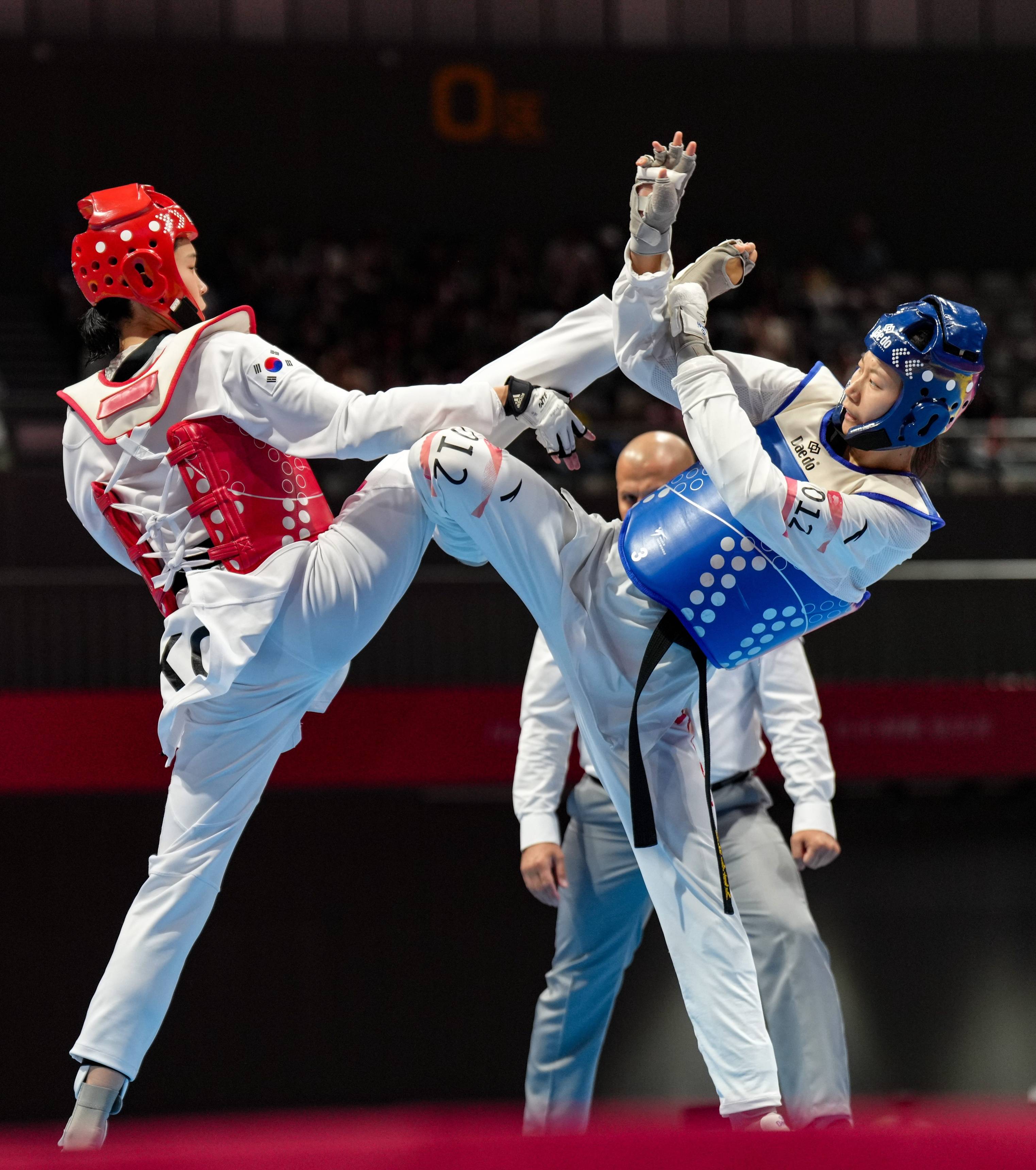 爱游戏官网-跆拳道选手快速出招，一招制胜