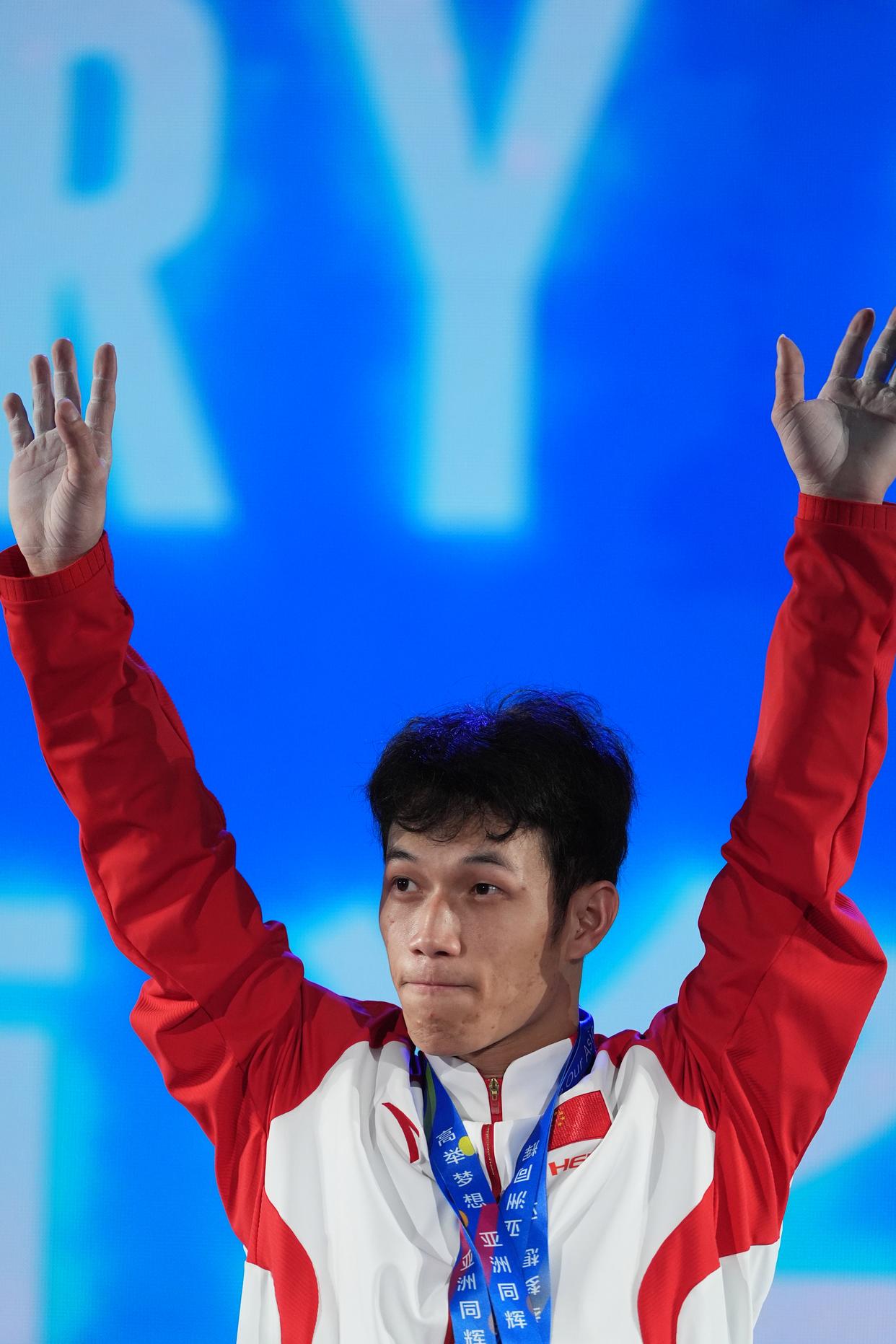 举重选手突破个人记录获得奖牌 举重选手突破个人记录获得奖牌