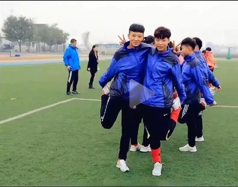 包含风雨同舟！女足队员的团结故事的词条