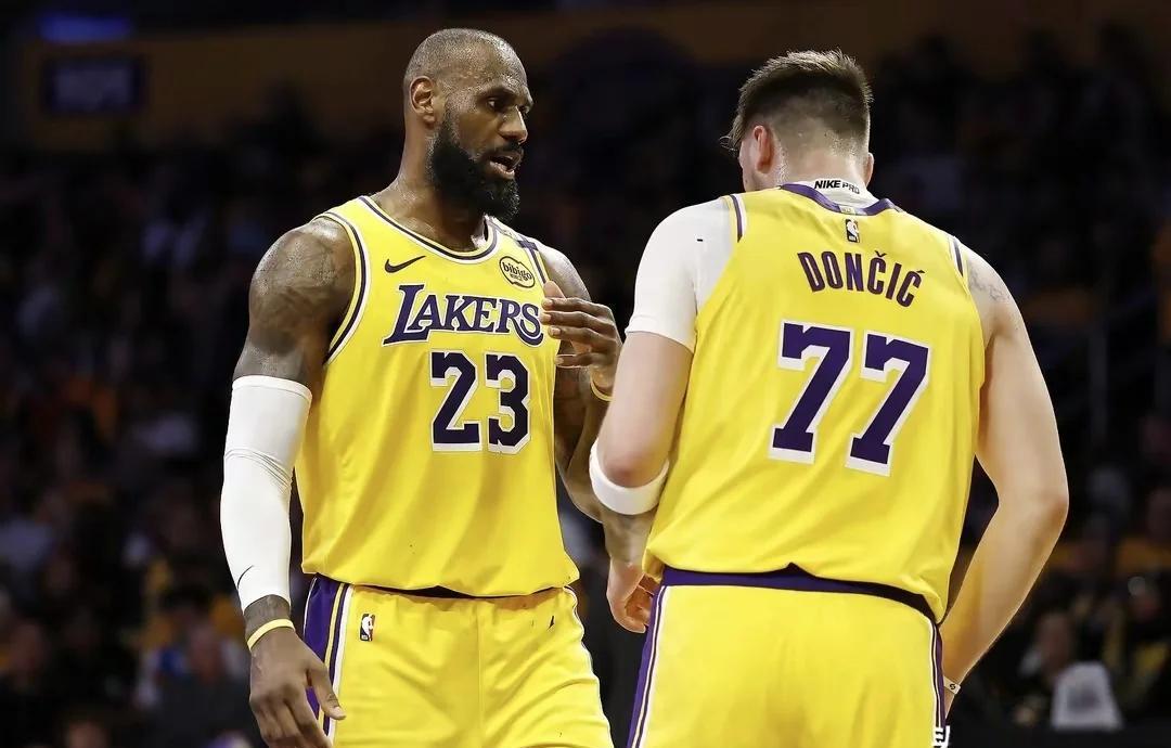 爱游戏在线-包含波普首秀亮相，湖人逆袭击败雄鹿终结两连败的词条