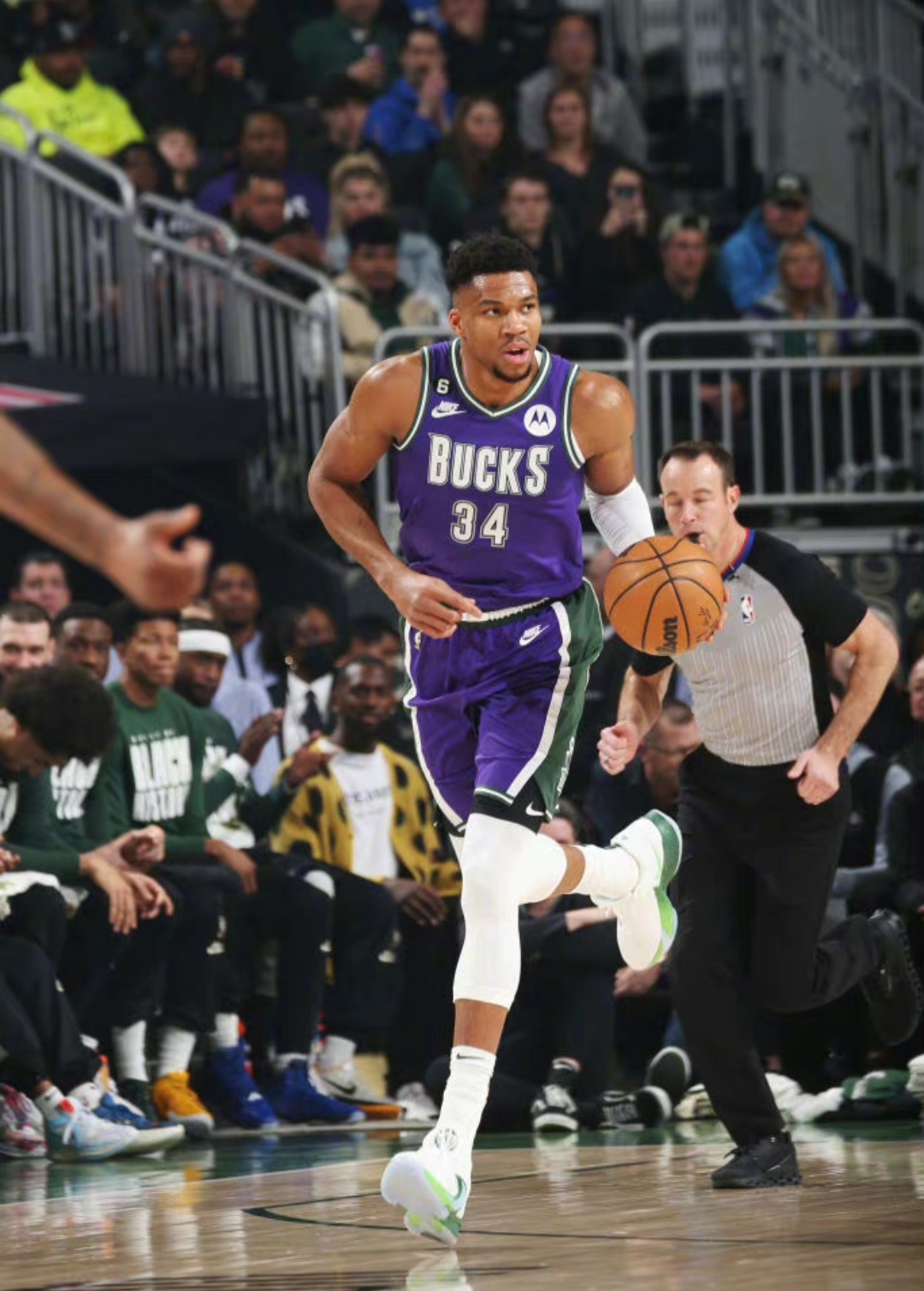 猛龙客场击败雄鹿,伦纳德高效砍下27分!的简单介绍 猛龙客场击败雄鹿,伦纳德高效砍下27分!的简单介绍