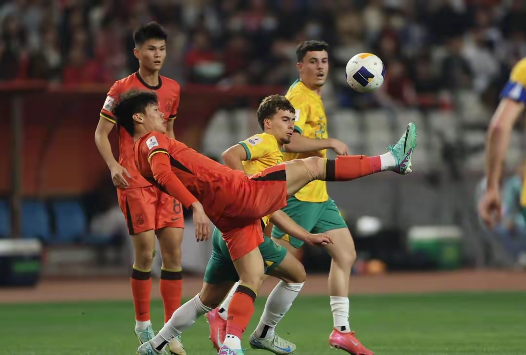 关于重重困难！运动员拼尽全力击败对手的信息