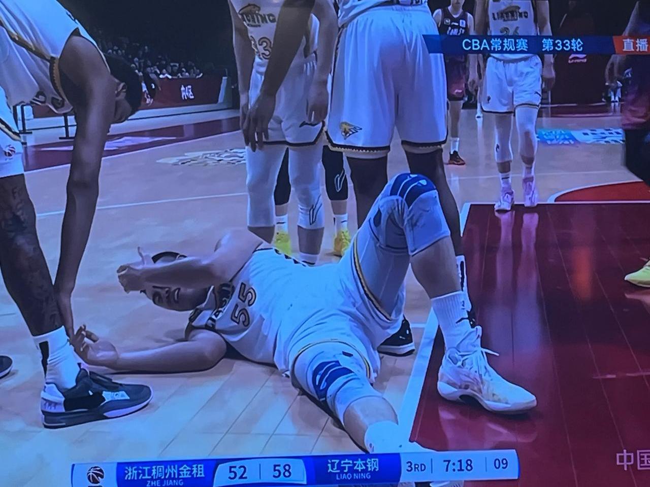 爱游戏官方入口-球队客场遭遇惨败，球员士气受到打击