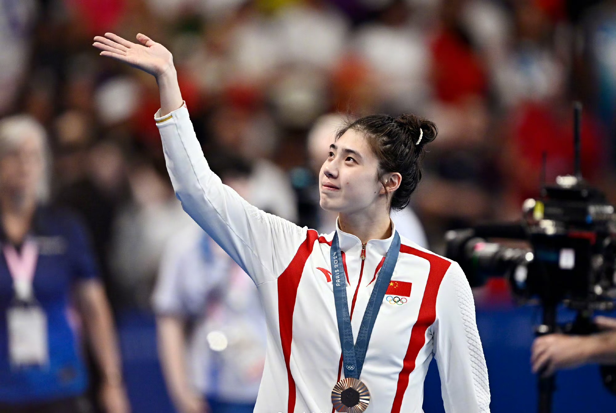 美国选手高举铜牌，表现亮眼