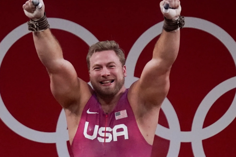 美国选手高举铜牌,表现亮眼 美国选手高举铜牌,表现亮眼