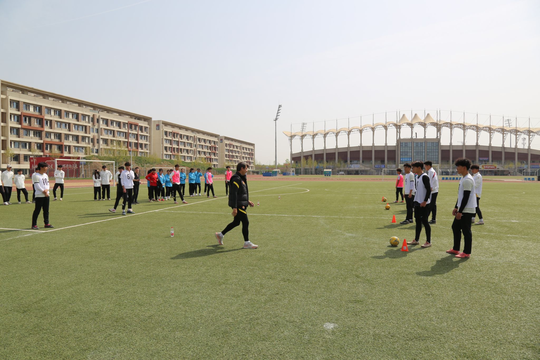 资深主教练授课，助力球队夺冠的简单介绍