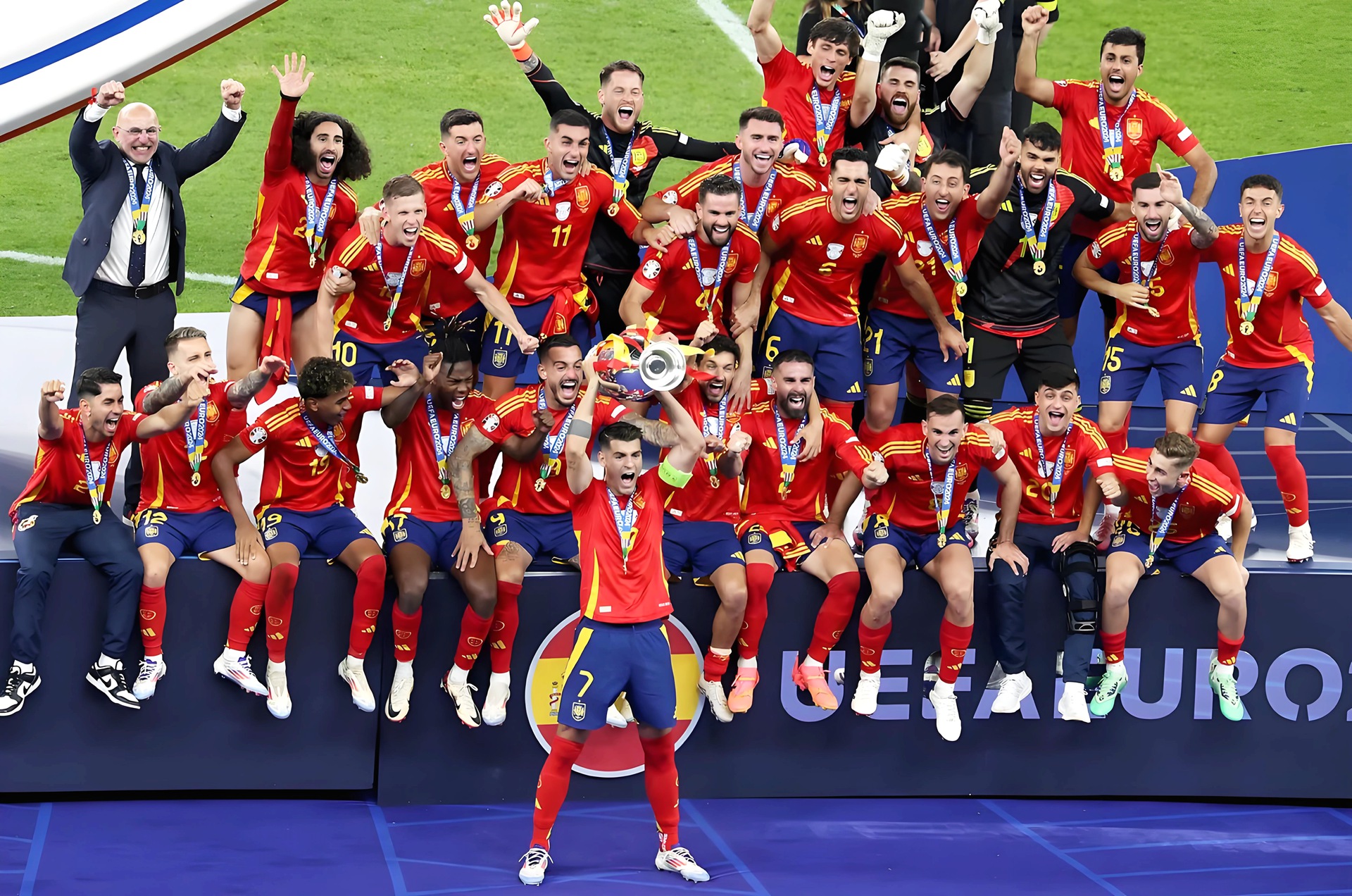 马德里双雄争夺西班牙足球盛宴 马德里双雄争夺西班牙足球盛宴