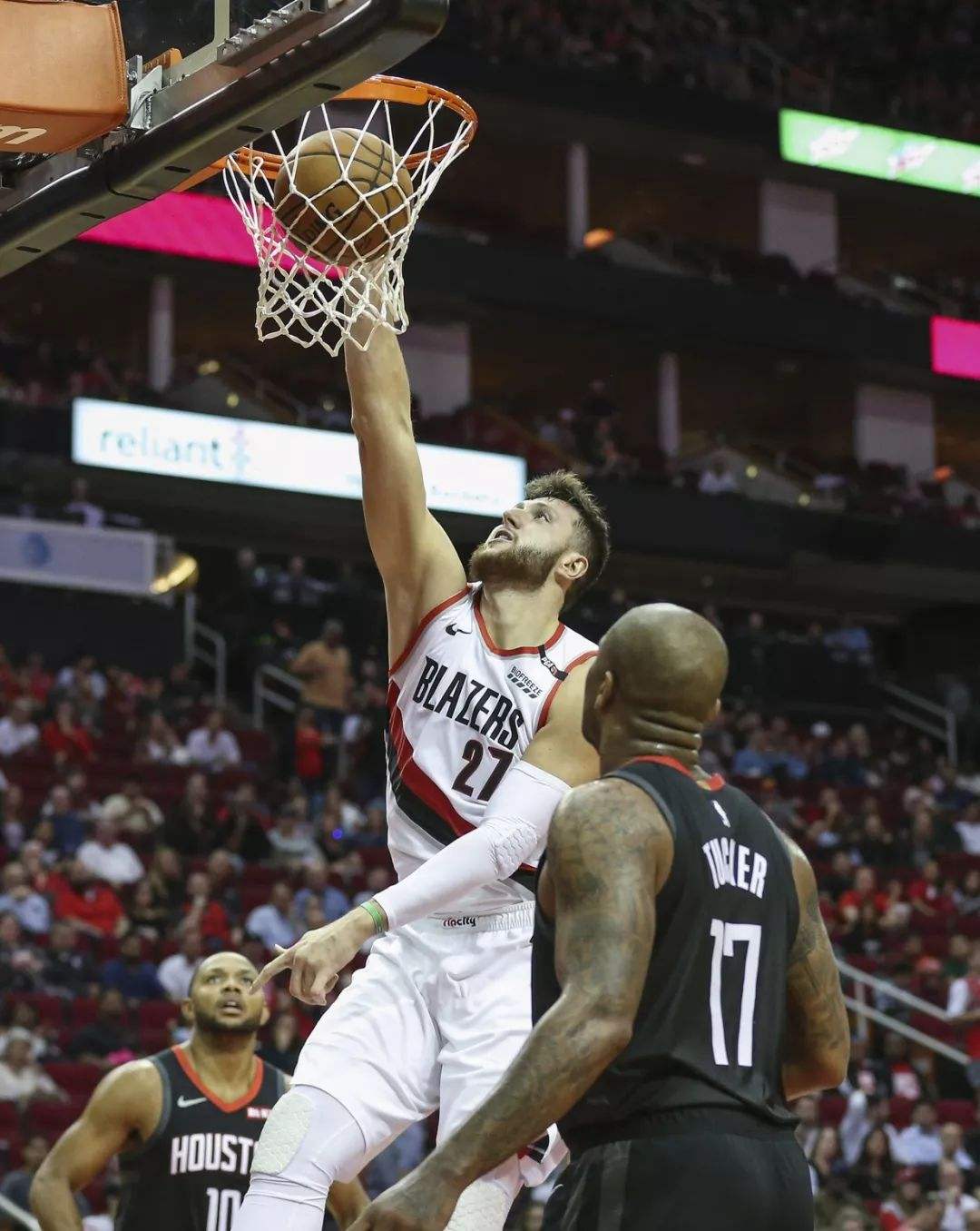 雄狮击败活塞，莱昂纳德强力得分带领球队赢球的简单介绍